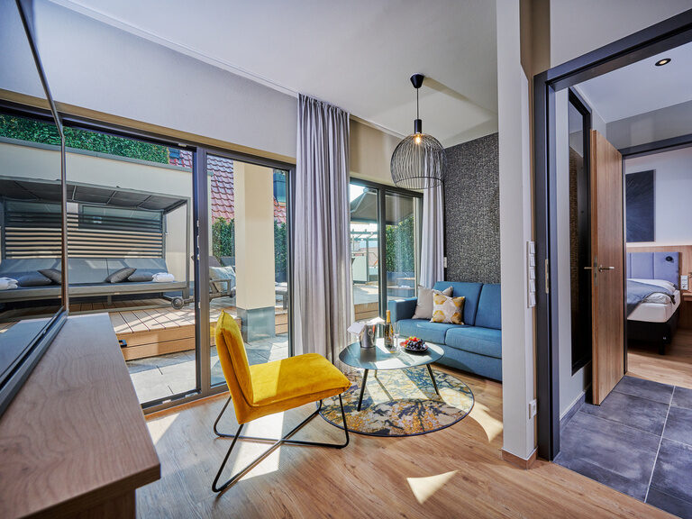 Ein elegantes Wohnzimmer mit Glas-Schiebetüren, die den Raum erhellen.