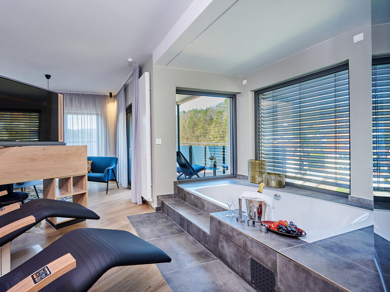 Das Wellness-Suite Penthouse bietet neben 380l Whirlpool beheizte Liege zum entspannen.